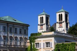 Un parte del Castello e la chiesa Alt katholische Kirche presso il Palazzo Mirabell di Salisburgo - © Eve81 / Shutterstock.com