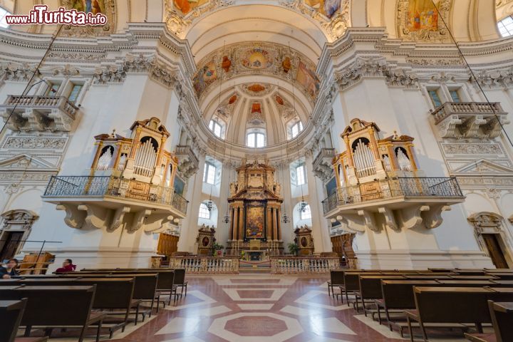 Immagine La navata centrale e l'abside della Cattedrale di Salisburgo. Si notino due dei 7 organi in dotazione alla chiesa - © Anibal Trejo / Shutterstock.com