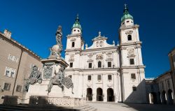 Passeggiando sulla Domplatz  si rimane folgarati dalle linee barocche della Cattedrale di Salisburgo (Salzburger Dom) una delle attrazioni più importanti della città - © ...