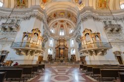 La navata centrale e l'abside della Cattedrale di Salisburgo. Si notino due dei 7 organi in dotazione alla chiesa - © Anibal Trejo / Shutterstock.com