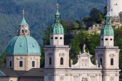 La grande cupola e le torri barocche del Salzburger Dom. Il Duomo di Salisburgo è stato qui fotografato dalla collina su cui si trova la fortezza di Salisburgo - © INTERPIXELS / ...