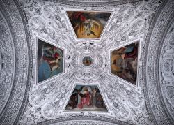 Interno della cupola della Cattedrale di Salisburgo, abbellita anche con 4 affreschi - © InnaFelker / Shutterstock.com 