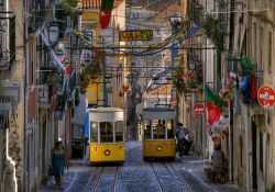 Un scorcio suggestivo di Lisbona: due tram si incrociano lungo la rampa che conduce al Bairro Alto - © Rob van Esch / Shutterstock.com 