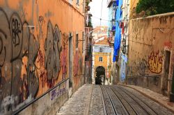 Street Art nel quartiere Bairro Alto di Lisbona - © Rudolf Tepfenhart / Shutterstock.com