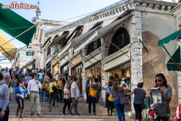 Immagine Shopping lungo il percorso che dalla Stazione di S. Lucia conduce a Piazza San Marco: le logge del Ponte di Rialto a Venezia offrono botteghe di orificeria ed artigianato di qualità - © Philip Bird LRPS CPAGB / Shutterstock.com