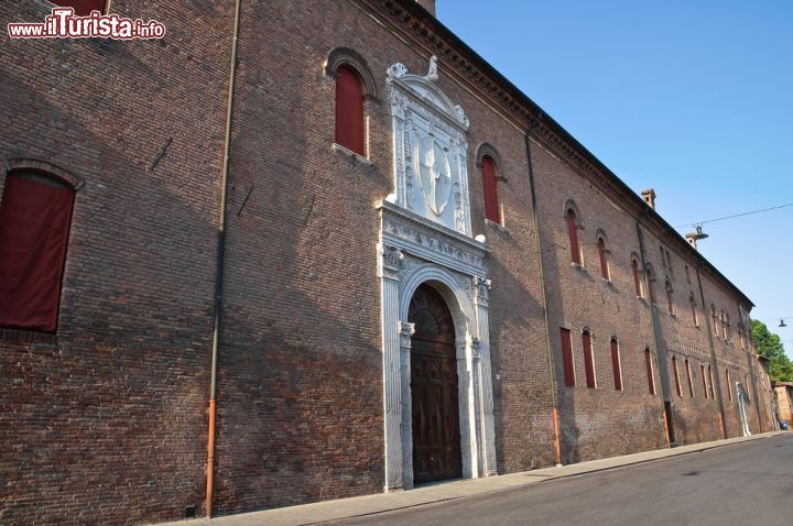 Immagine La facciata monumentale d'ingresso:  il Palazzo Schifanoia a Ferrara è una delle più belle residenze degli Estensi in città, ed ospita alcuni affreschi pregevoli - © Mi.Ti. / Shutterstock.com