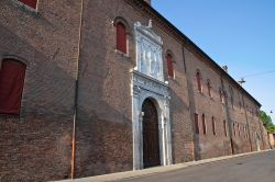 La facciata monumentale d'ingresso:  il Palazzo Schifanoia a Ferrara è una delle più belle residenze degli Estensi in città, ed ospita alcuni affreschi pregevoli ...