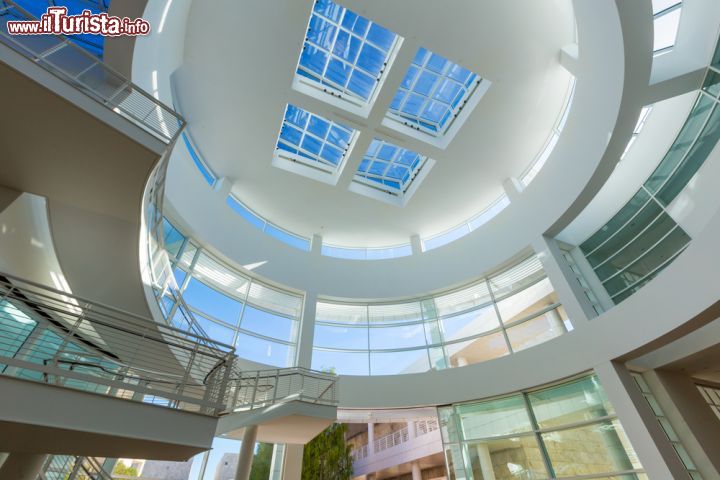 Immagine L'avveniristico interno del Getty Center a Los Angeles. Le sue architetture sono opera di Richard Meier, mentre il giardino centrale si deve a Robert Irwin  - © f11photo / Shutterstock.com