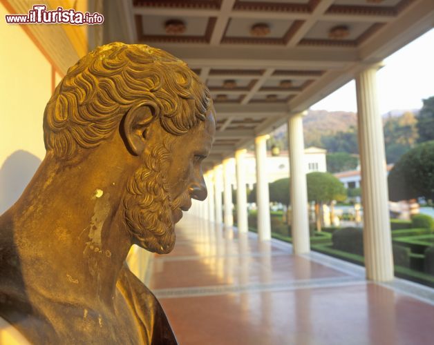 Immagine Portico e giardino (peristilio) al Getty Museum: anche i suoi giardini meritano un'attenta visita, e sono una delle attrazioni della città principale della California  - © Joseph Sohm / Shutterstock.com