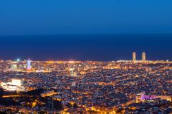 Panorama notturno di Barcellona, fotografata dal  belvedere del Tibidabo - © elxeneize / Shutterstock.com