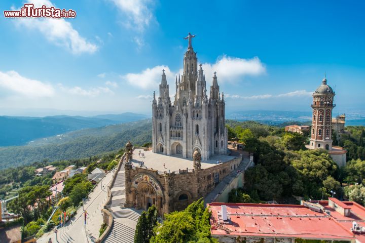 Immagine Il Tempio Expiatorio del Sagrado Corazón, ovvero la chiesa del Sacro Cuore di Gesu al Tibidabo di Barcellona - © Nanisimova / Shutterstock.com