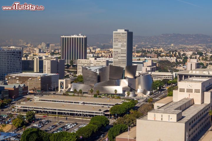Immagine Panoramica dall'alto: ecco come la Walt Disney Concert Hall si integra nel paesaggio urbano di Los Angeles - © f11photo / Shutterstock.com