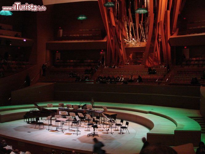 Immagine Interno della Walt Disney Concert Hall: il grande palcoscenico - © Ilpo's Sojourn - CC BY 2.0 - Wikimedia Commons.