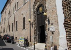 L'ingresso di via L. Tonini 1: dentro al Museo della città di Rimini si trovano quadri e dipinti della scuola riminise e di artisti come il Ghirlandaio e Bellini, come anche gli oggetti ...