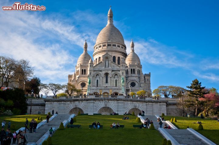 Immagine La grande Basilica parigina: la chiesa del Sacro Cuore di Gesu a Montmartre- © Sergey Kelin / Shutterstock.com