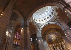 Parigi, l'interno della chiesa più importante a Montmartre: la Basilica del Sacrè-Coeur - © alexsvirid / Shutterstock.com 