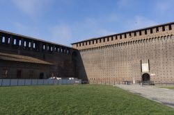 Cortile interno del Castello Sforzesco di Milano. ...