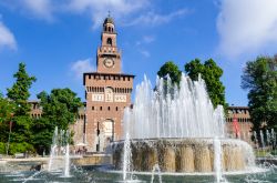 Piazza Castello a  Milano: sullo sfondo la torre del Castello Sforzesco. La struttura è la sede dei Musei Civici della città - © TanArt / Shutterstock.com
