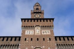 Torre del FIlarete, il portale d'ingresso al Castello di Milano. Non si tratta della prima versione che rimase distrutta da una esplosione o un fulmine,  e venne fatta ricostruire da ...