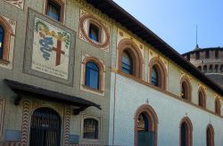Decorazione della facciata interna del Castello Sforzesco di Milano. La si deve all'architetto Luca Beltrami - © Gimas / Shutterstock.com 