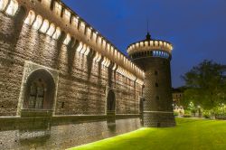Fotografia notturna della cinta muraria del Castello sforzesco di Milano - © Filip Fuxa / Shutterstock.com