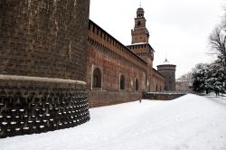 Nevicata a  Milano, fotografata all'esterno del Castello Sforzesco di Milano - © Paolo Bona / Shutterstock.com