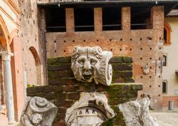 Sculture nell'angolo orientale del cortile interno al Castello degli Sforza di Milano - © Christian Mueller / Shutterstock.com 