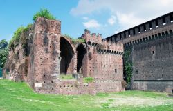 Castello medievale di Milano: il lato ovest della struttura degli Sforza - © Moreno Soppelsa / Shutterstock.com