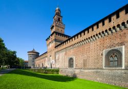 Le imponenti mura della fortezza degli Sforza, il Castello di Milano - © Gimas / Shutterstock.com 