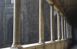Il colonnato della Ponticella di Ludovico il Moro. E' attribuita all'architetto Donato Bramante. Ci troviamo dentro al Castello Sforzesco di Milano - © Claudio Giovanni Colombo / ...