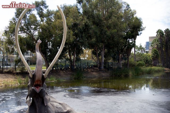 Immagine Ricostruzione della "cattura" di un mammuth in una delle pozze di catrame di La Brea Tar Pits a Los Angeles - © Larissa Pereira / Shutterstock.com