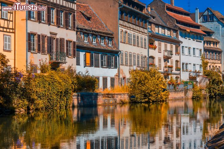 Immagine Autunno a Strasburgo: i riflessi colorati delle case del quartiere Petit France - © Netfalls - Remy Musser / Shutterstock.com