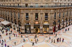 Una prospettiva insolita per questa fotografia della Galleria Vittorio Emanuele II di  Milano, una visita obbligata per chi viene in centro città, tra piazza del Duomo e Piazza della ...
