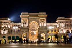 Piazza Duomo, Milano: fotografia notturna dell'arco di trionfo all'ingresso della Galleria Vittorio Emanuele II - © PHOTOCREO Michal Bednarek / Shutterstock.com