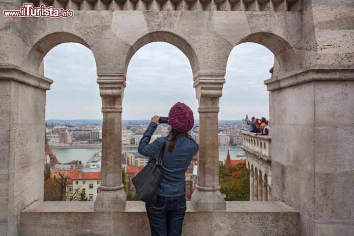 Immagine Una foto ricordo di Budapest scattata dal portico di Halaszbastya, per tutti il Bastione dei Pescatori, sulle colline di Buda in Ungheria © Ivica Drusany / Shutterstock.com