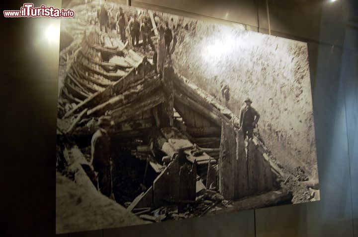 Immagine Una fotografia storica del momento del ritrovamento di una delle navi vikinghe. Le navi di tipo drakkar sono state ritrovate in scavi sulla terraferma, si tratta di navi funerarie. Siamo nel museo Vikingskipshuset di Oslo