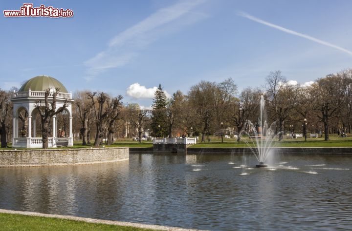 Immagine Fontana e gazebo nel complesso di Palazzo Kadriorg e dei suoi giardini a Tallinn- © Volis61 / Shutterstock.com