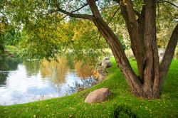 Uno dei polmoni verdi di Tallin è il Parco Kadriorg, all'interno del quale si trova il palazzo che ospita il Museo Estone d'Arte ed anche il Museo Kumu © Anna Grigorjeva ...