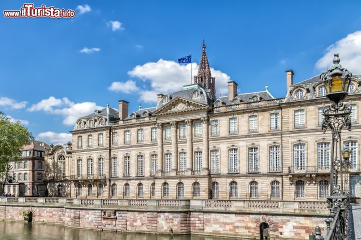 Immagine L'elegante facciata di  Palazzo Rohan, sul fiume Ill in centro a Strasburgo in Francia - © g215 / Shutterstock.com