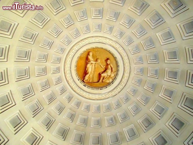 Immagine Un dettaglio delle decorazioni che abbelliscono la cupola dei Musei Vaticani - © Paolo Gianti / Shutterstock.com