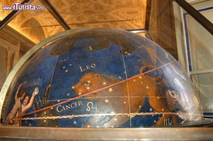 Immagine Un mappamondo celeste all'interno della Galleria delle Carte Geografiche: ci troviamo nei Musei Vaticani di Roma