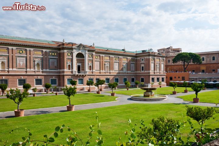 Immagine A fare da cornice ai Musei Vaticani è uno splendido cuore verde che ospita bellezze naturalistiche e architettoniche e che accompagna alla scoperta di un lungo percorso fra arte, natura e fede  - © grafalex / Shutterstock.com