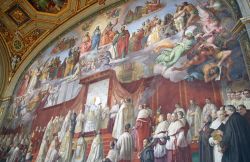 Dentro gli appartamenti di Papa Giulio II, dove si possono ammirare gli affreschi del Raffaello - © pseudolongino / Shutterstock.com