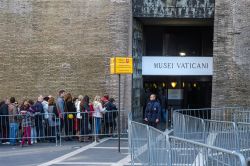 E' uno dei luoghi irrinunciabili al mondo con un afflusso costante di visitatori nonostante la crisi. In questa immagine, turisti in coda in attesa di entrare nei Musei Vaticani - © ...
