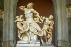 La decorazione scultorea del Laocoonte e suoi figli, nota anche come Gruppo del Laocoonte, è un'opera in marmo alta 242 cm realizzata da Agesandro, Atanodoro e Polidoro, scultori ...