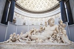 Uno dei gruppi scultorei in marmo ospitato nei Musei Vaticani la cui origine viene fatta risalire proprio ad una statua in marmo acquistata oltre 500 anni fa - © Chanclos / Shutterstock.com ...