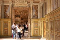 Passeggiando nei lunghi corridoi dei Musei Vaticani di Roma, ammirando le migliaia opere d'arte raccolte dai Papi nel corso dei secoli. All'interno del percorso trovate anche la splendida ...