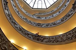 All'uscita dei Musei di Città del Vaticano trovate una scala particolare: ecco una fotografia alla grande scala Elicoidale, opera di Giuseppe Momo