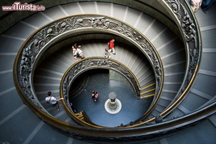 Immagine Per uscire dal complesso museale, si percorre la monumentale Scala Elicoidale di Giuseppe Momo, che venne inaugurata alla fine del 1932 - © photosmatic / Shutterstock.com