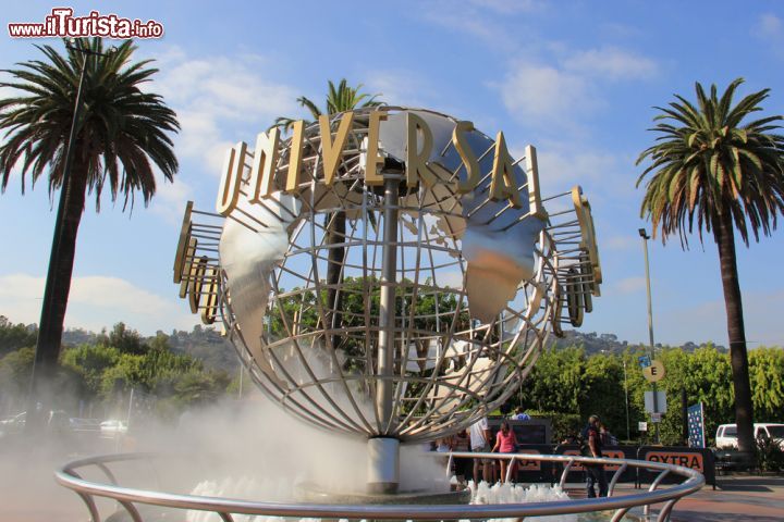 Immagine La fontana con il globo e la scritta Universal, una vera icona dei vari Studios nel mondo: qui siamo ad Hollywood, nella zona nord-occidentale di Los Angeles, California - © Supannee Hickman / Shutterstock.com